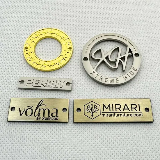 Sinicline は、S サイズの光沢のあるシルバー レーザー ロゴ メタル ブランド タグに縫い付けられています